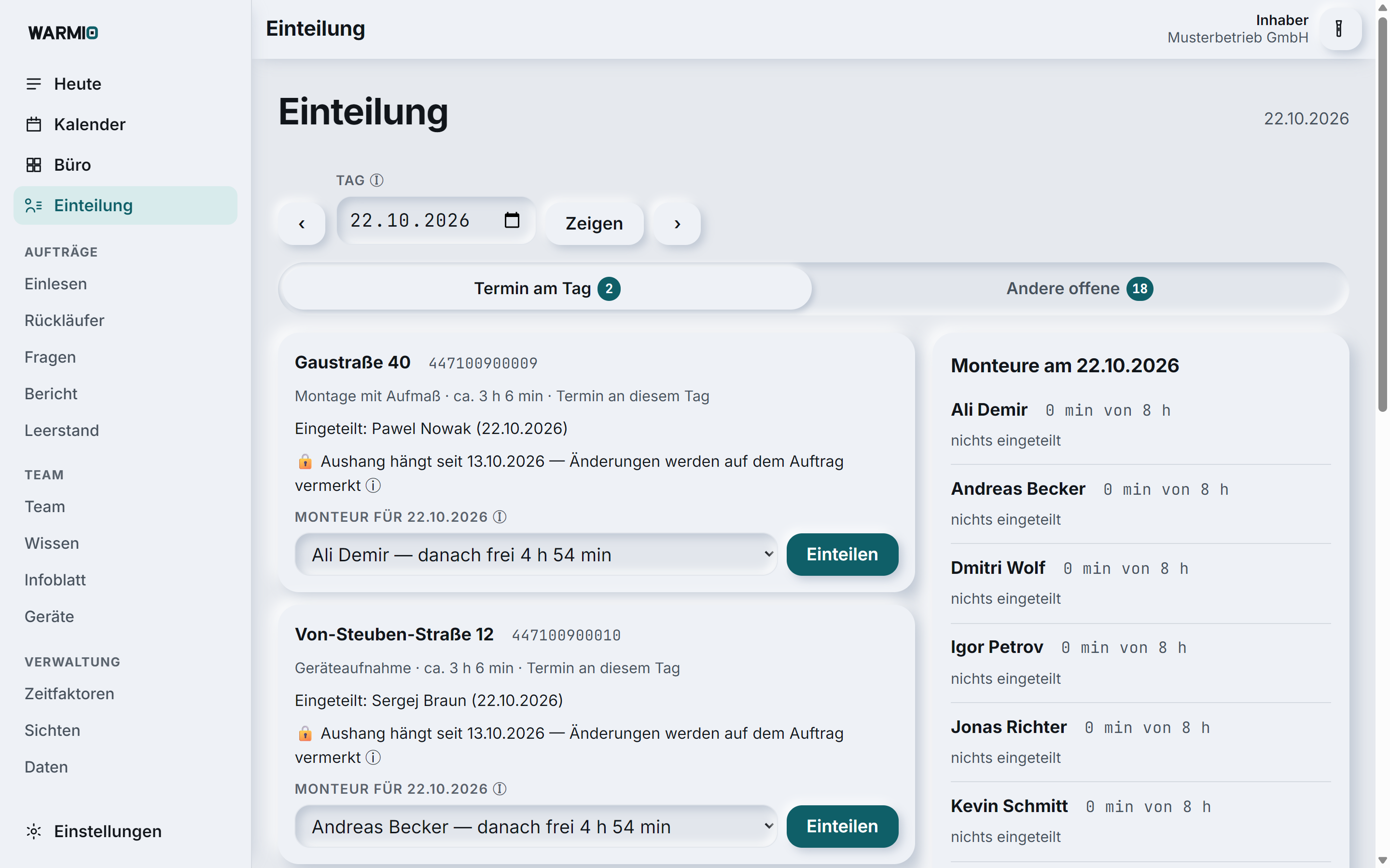 Warmio, Einteilung für einen Tag: Termine mit Vorschlag für den Monteur links, Monteure mit verplanter Zeit rechts