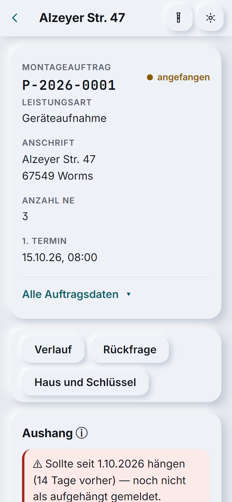 Warmio auf dem Smartphone: Auftrag mit rotem Hinweis, dass der Aushang seit einem Datum hängen sollte, aber noch nicht als aufgehängt gemeldet ist